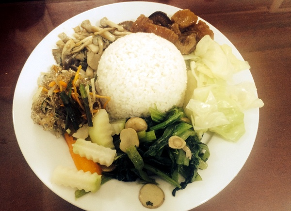 Mỗi một suất cơm chay miễn phí gồm rất nhiều món ăn nấu từ rau củ quả sạch.