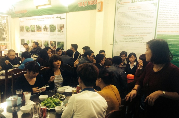 Vì thế, hết lượt này đến lượt khác, khách lúc nào cũng ngồi kín chỗ.