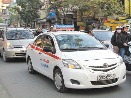 Mua phun keo dai, taxi tha ho 'chem' khach hinh anh