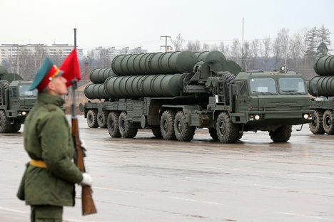 Hệ thống tên lửa phòng không S-400 được triển khai để bảo vệ bầu trời Moskva.