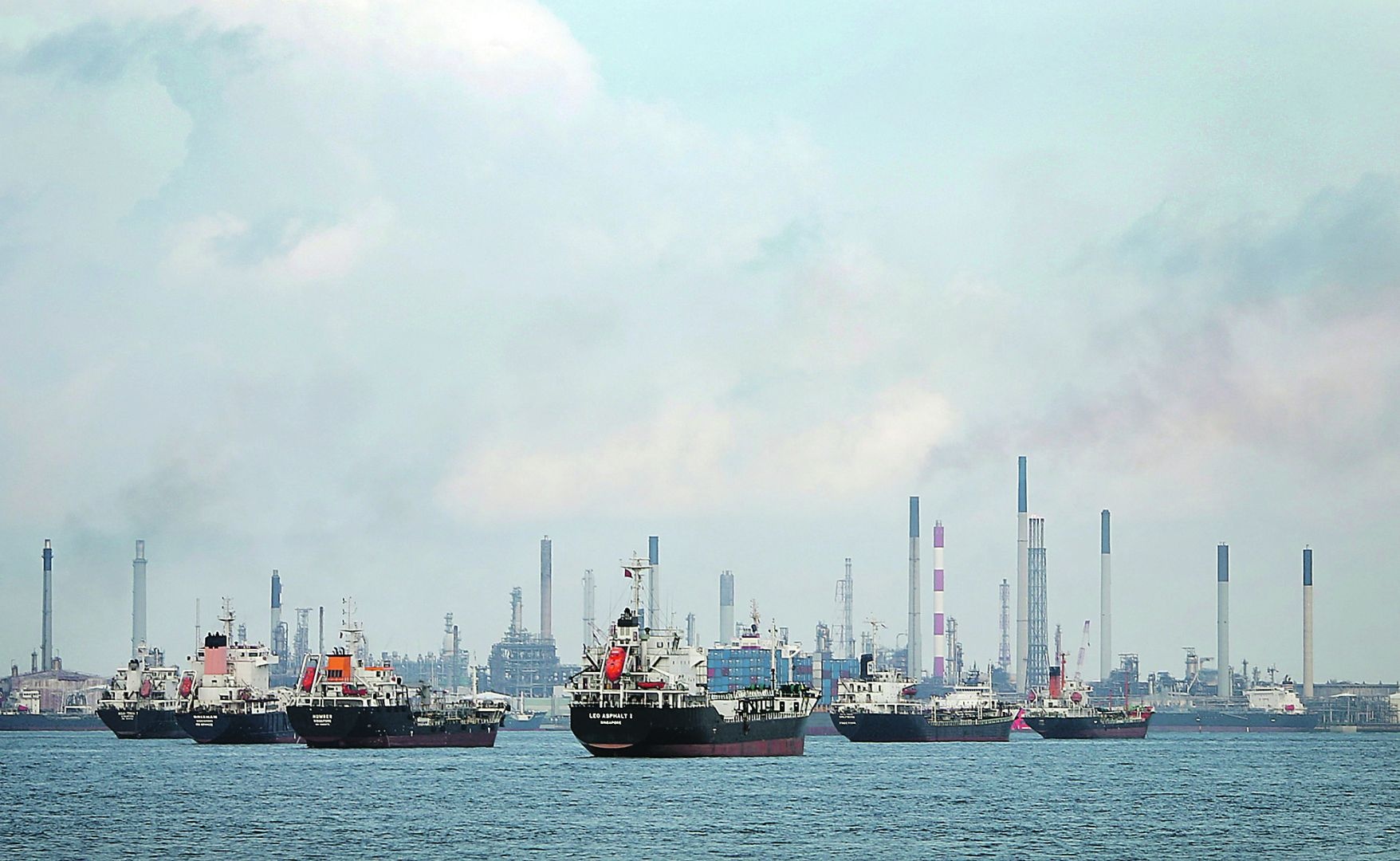 Viet Nam tang nhap khau dau diesel tu Singapore hinh anh