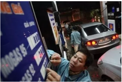 Khong the co dien, xang dau voi gia ban phi thi truong hinh anh