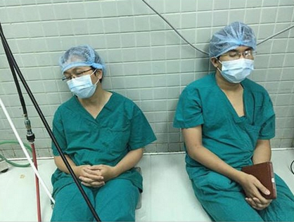 Bac si ngu ngoi trong phong mo: Ganh nang cua su phat trien hinh anh