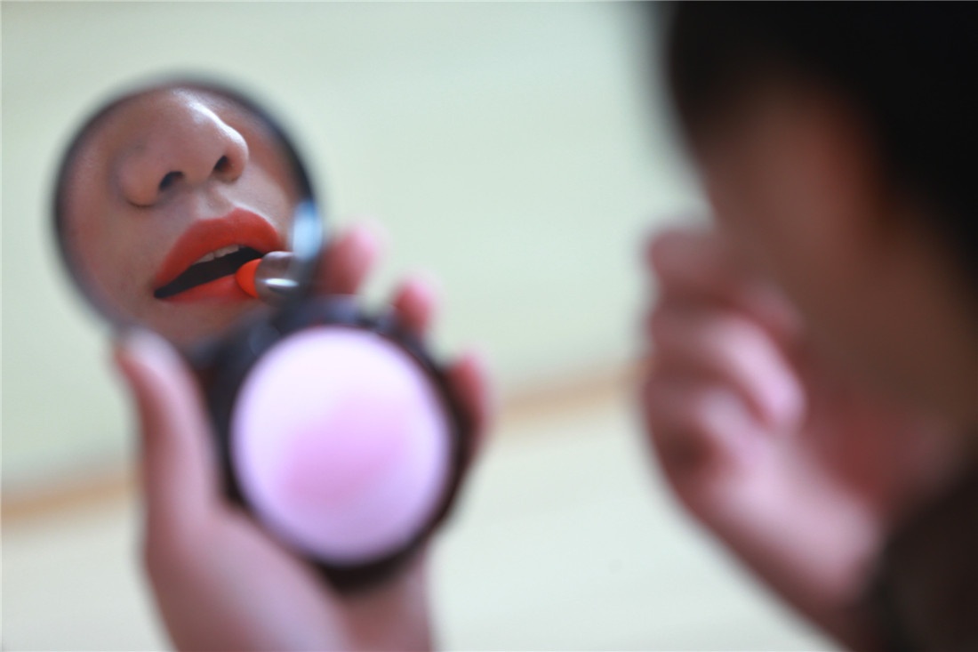 Mặc dù sống trong môi trường quân đội, họ cũng có nhu cầu làm đẹp giống bao phụ nữ khác. (Nguồn: CFP)