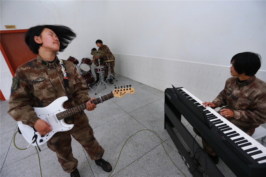 Tham gia hoạt động văn nghệ vào giờ nghỉ. (Nguồn: CFP)