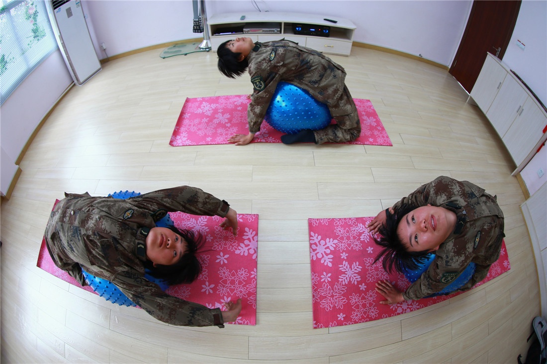 Một vài nữ quân nhân trong đại đội còn tập yoga để tăng cường sự dẻo dai. (Nguồn: CFP)