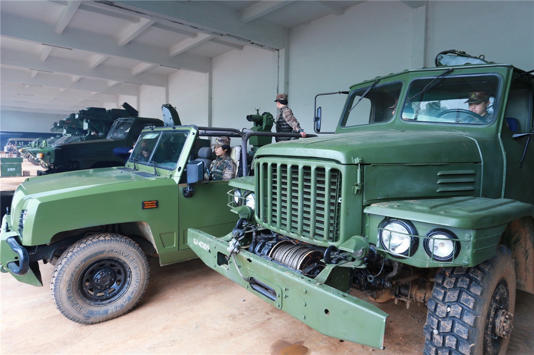 Các nữ quân nhân chuẩn bị bắt đầu hoạt động huấn luyện hàng ngày. Họ mất 7 tháng để học công nghệ tên lửa, làm chủ tất cả các kiến thức và kỹ năng cần thiết. (Nguồn: CFP)