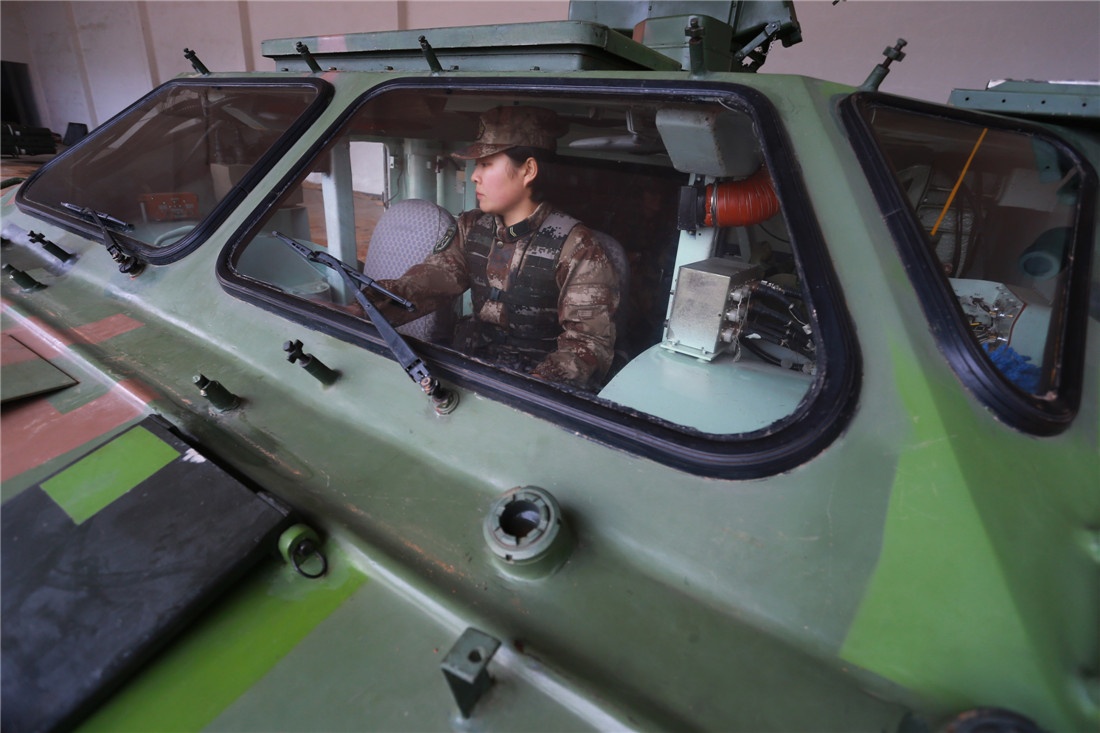 Một nữ quân nhân học cách sử dụng trang thiết bị. (Nguồn: CFP)