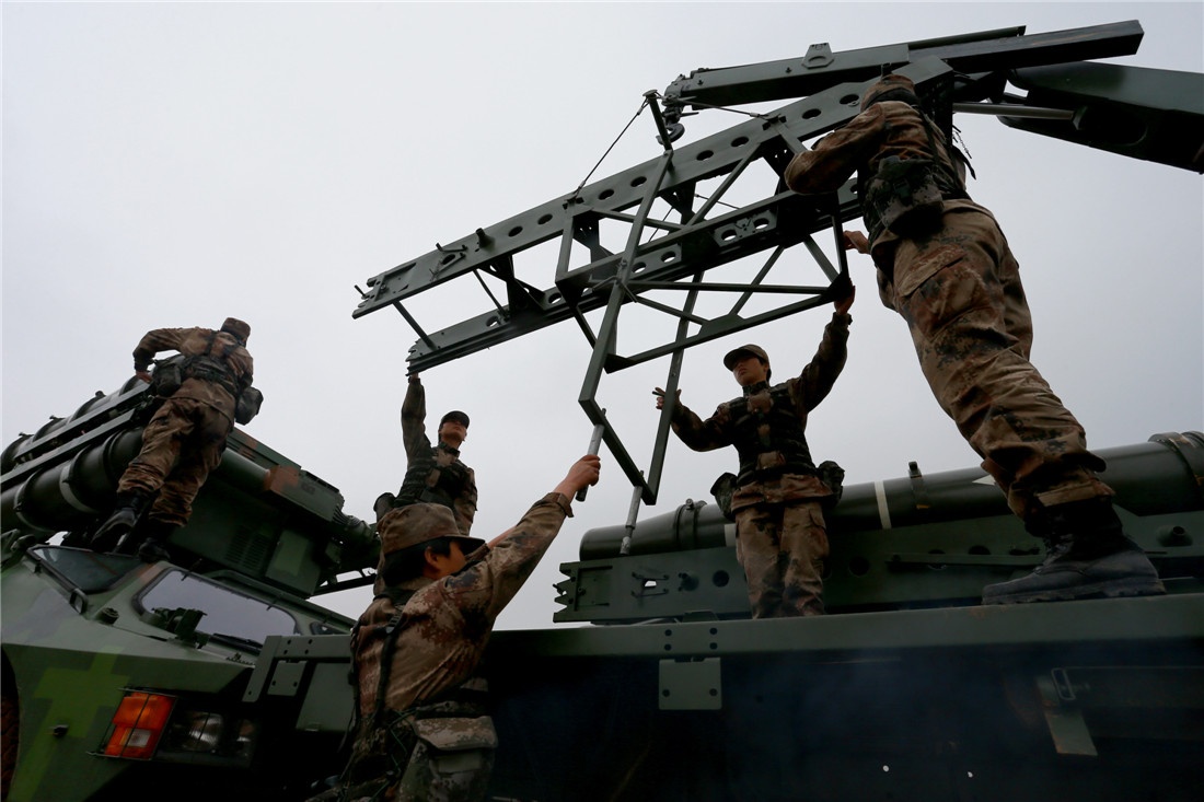 Các nữ quân nhân vận hành thiết bị trong buổi huấn luyện thực hành. (Nguồn: CFP)