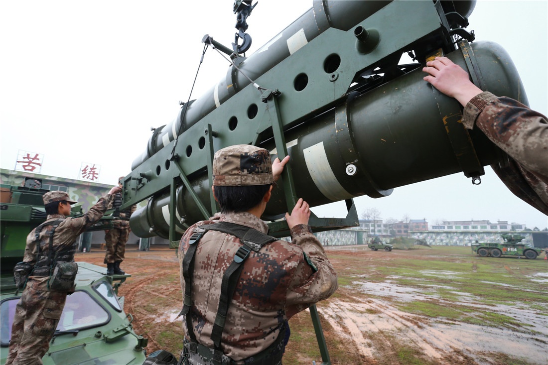 Mặc dù công việc khá nặng nhọc nhưng họ vẫn hoàn thành tốt nhiệm vụ. (Nguồn: CFP).