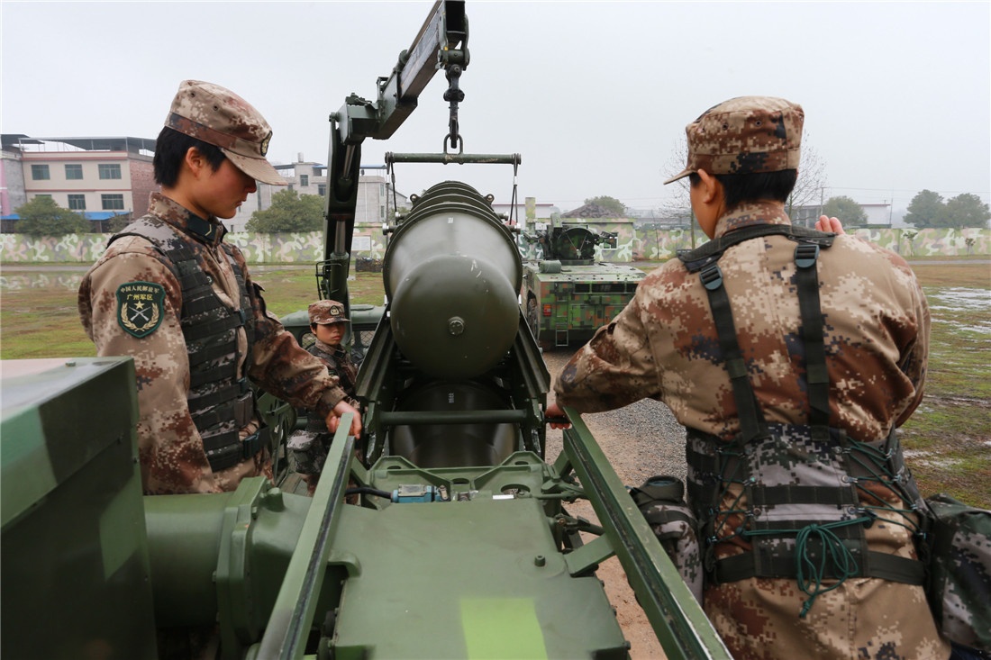 Huấn luyện nạp tên lửa. (Nguồn: CFP)