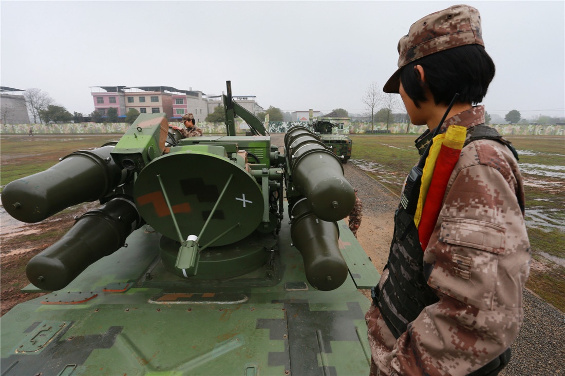 Các nữ quân nhân vận hành thành thạo các trang thiết bị hiện có. (Nguồn: CFP)