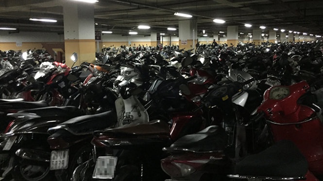 Tầng hầm của một tòa nhà ở Hà Nội để kín mít xe máy.