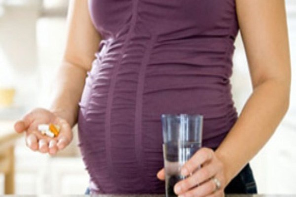 Quan trọng là, nên bổ sung vừa đúng lượng axit folic ngay khi bạn quyết định sẽ có em bé (trước khi mang thai). Bạn nên uống 400 mcg mỗi ngày đồng thời với việc nạp thực phẩm giàu chất này.