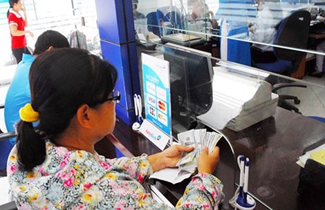 USD tang vot: Co nen rut tien mua USD? hinh anh