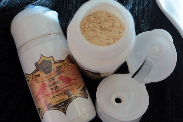 Bột phân chim bôi lên da mặt sẽ giúp da mặt có màu hoa mơ tuyệt đẹp.