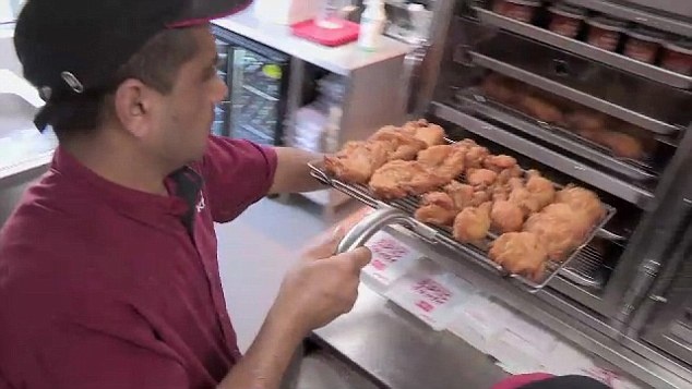 Cach nuoi ga khien KFC hung chiu ap luc hinh anh