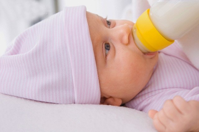 Bé dễ bị sặc. Bé bị sặc sữa rất nguy hiểm, thậm chí có thể tử vong, đặc biệt với trẻ sơ sinh. Vì bé bú bình khi ngủ, sữa có thể vẫn chảy vào họng bé cho dù bé không mút nữa.