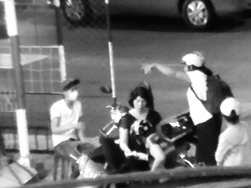 úc 19 giờ ngày 11-3, một khách nữ vào đổ xăng, phát hiện bị ăn chặn 10.000 đồng nên đã cự cãi, đòi đổ xăng ra ngoài kiểm tra. 