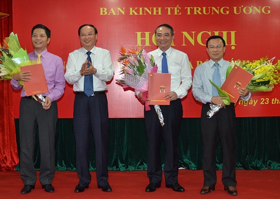 Bo nhiem Pho truong Ban Kinh te Trung uong hinh anh