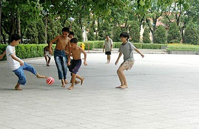 Ton thuong tinh hoan o tre nguy hiem nhu the nao? hinh anh