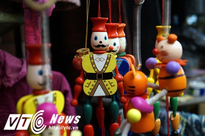 Những con búp bê gỗ - một trong những sản phẩm thủ công của David.