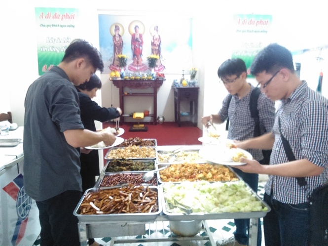 Rất đông học sinh, sinh viên và người lao động đến quán cơm chay Đại Ngàn.