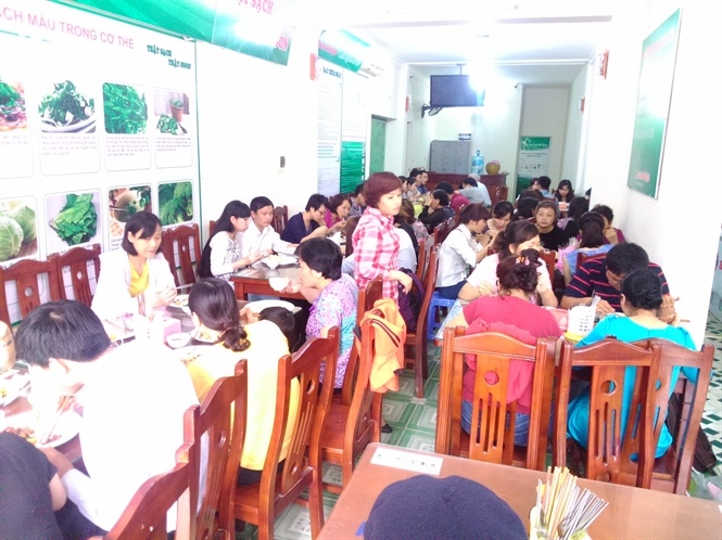 Giờ ăn trưa tại quán cơm Đại Ngàn thu hút hàng trăm khách.