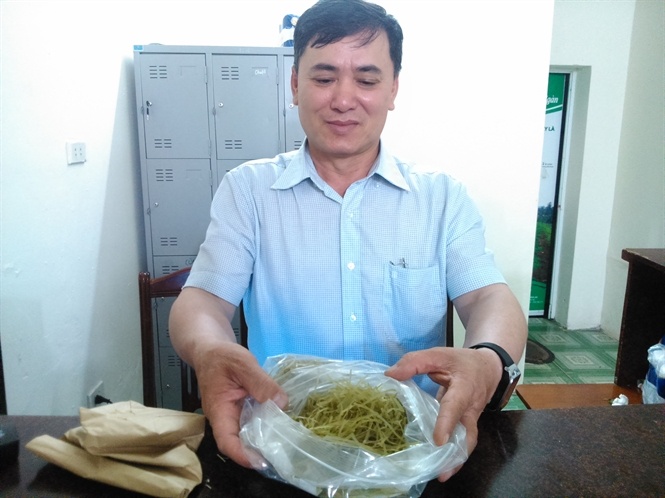 Ông Thái khoe sản phẩm bánh đa chùm ngây vừa được nghiên cứu thành công... Đọc thêm tại: http://nongnghiep.vn/hai-nguoi-ky-la-duoi-dinh-vua-ba-noi-an-com-khong-phai-tra-tien-post140399.html | NongNghiep.vn