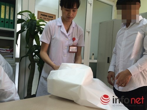 Người nhà bệnh nhân đến nhận lại mảnh xương của người thân.