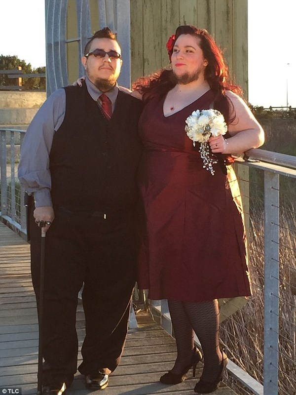 Annalisa Hackleman nhiều râu chẳng kém gì chồng.