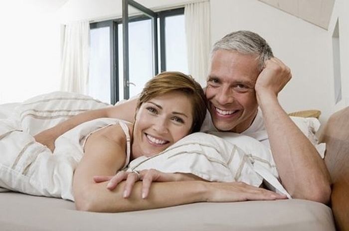 Nam giới có đời sống tình dục lâu hơn nữ giới. Ở tuổi 55, người đàn ông trung bình có thể tận hưởng hoạt động tình dục lên đến 15 năm tiếp theo, trong khi người phụ nữ trung bình chỉ 10 năm.