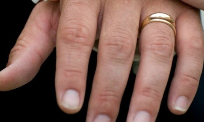 Ngón tay chàng tiết lộ kích thước ‘cậu nhỏ’. Một cuộc nghiên cứu tại Anh đã phát hiện ra rằng nếu ngón tay đeo nhẫn của đàn ông dài hơn ngón trỏ thì anh ta có lượng testosterone cao. Nếu ngón tay đeo nhẫn có cùng kích thước hoặc nhỏ hơn ngón trỏ thì anh ta có lượng testosterone ít hơn.