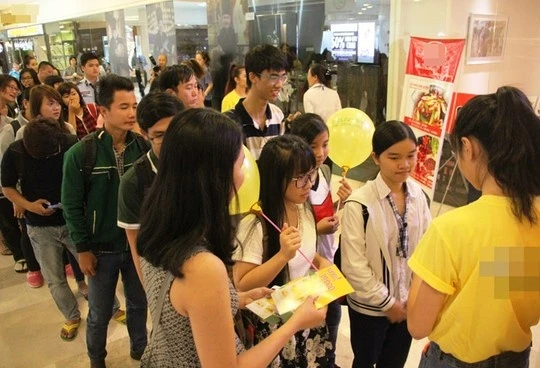 Rất đông người đứng xếp hàng để được ăn bánh mì thay cơm trưa.