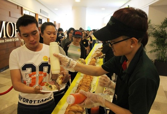 500 nguoi xep hang cho an banh mi 18 m o Sai Gon hinh anh