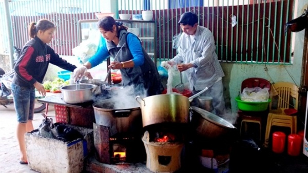 Bao tay nilon thường xuyên được các chủ cửa hàng ăn uống sử dụng để tiếp xúc với thức ăn có nhiệt độ cao.