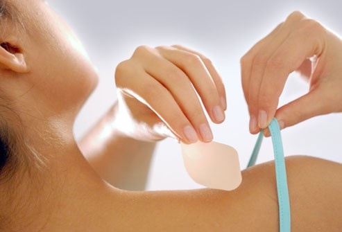 Tuy không phải là phương pháp tránh thai phổ biến nhưng vì tính tiện dụng nên không ít chị em sử dụng miếng dán để tránh thai. Đó là một miếng mỏng khoảng 4,5cm, màu be, được dán trực tiếp vào da vùng mông, bụng, lưng trên hoặc bắp tay.