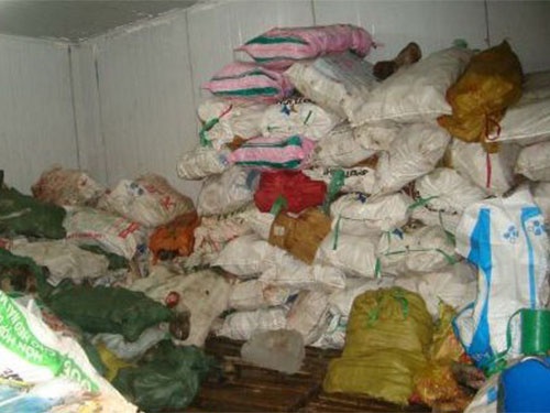 Phat hien kho chua 11 tan thit ngoai troi noi o TP HCM hinh anh