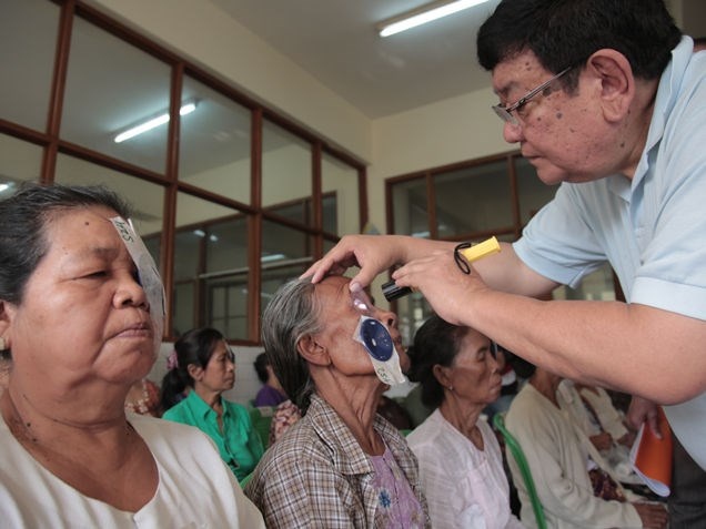 Trong 30 năm qua, ông đã đem lại ánh sáng cho hơn 100.000 người ở châu Á và châu Phi.