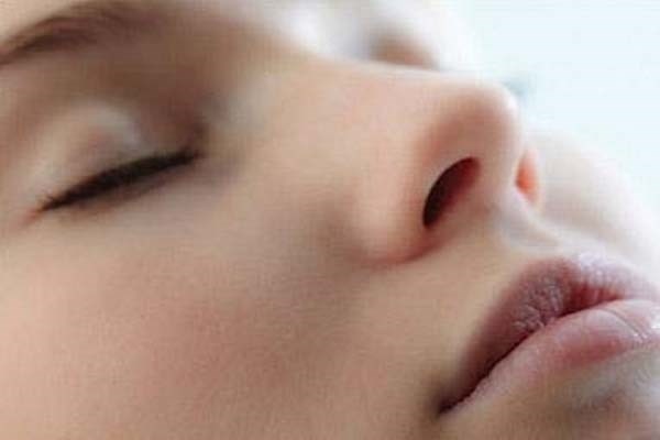 Lông mũi không đứng yên. Các xoang hô hấp của chúng ta có rất nhiều những sợi lông li ti. Chúng liên tục rung động và đẩy chất nhờn từ khoang mũi xuống cổ họng nhằm giữ vệ sinh cho cơ thể. Vì thế, lợi ích của các lông ở hệ hô hấp không phải là che chắn, bảo vệ giống như 