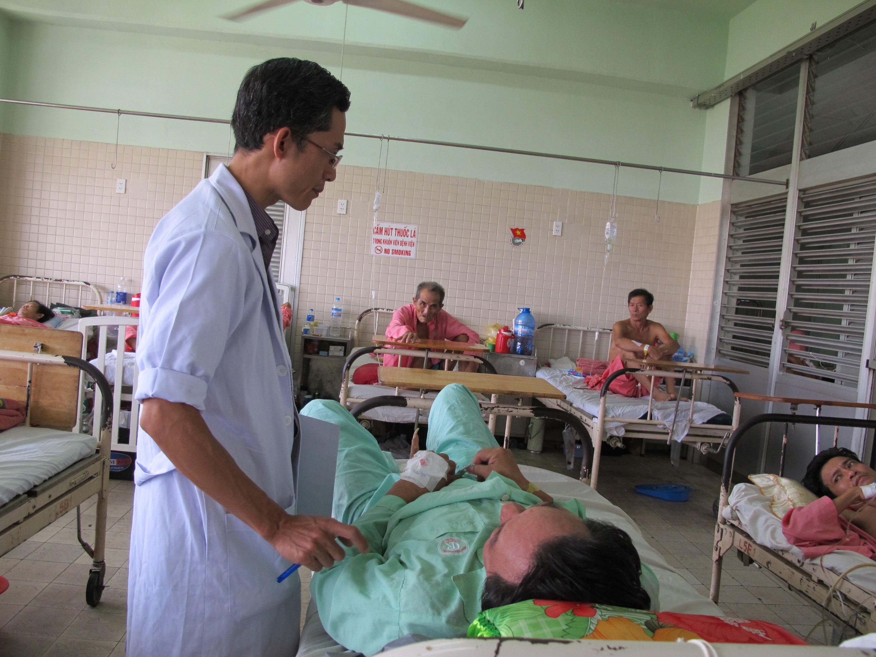 Nhap vien vi deo nhan vao 'sung' hinh anh