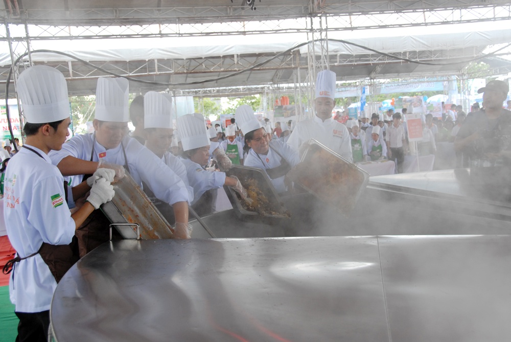 Noi lau lon nhat Viet Nam cho 2.000 nguoi an o mien Tay hinh anh