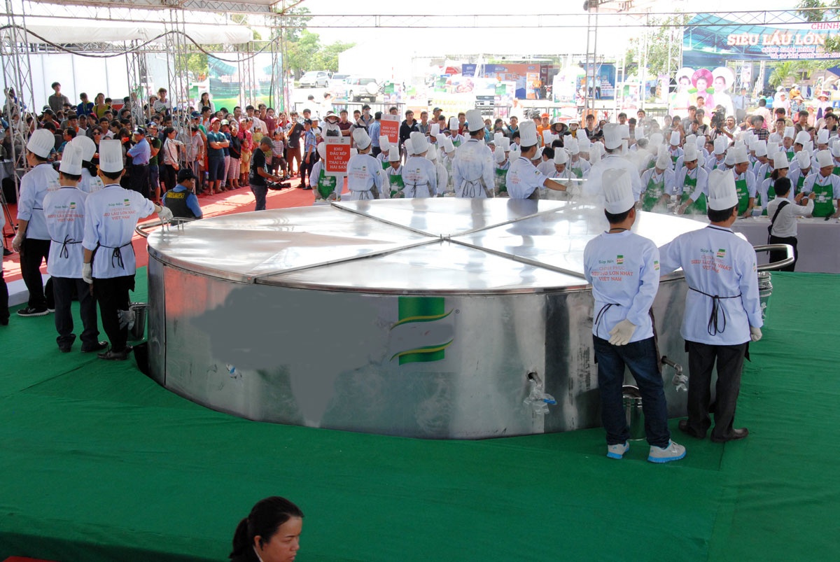 Siêu lẩu được thực hiện bởi bếp trưởng Phạm Tuấn Hải và hơn 300 đầu bếp phụ đến từ các quán ăn, nhà hàng, khách sạn ở khu vực miền Tây.