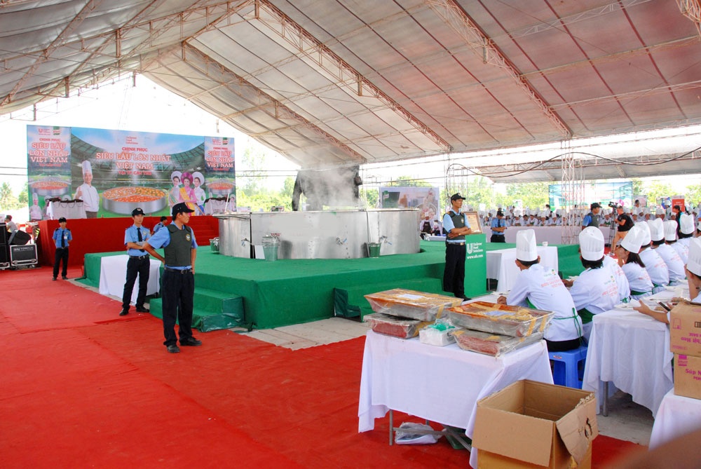 Sáng ngày 27/6, trong khuôn khổ Tuần lễ Du lịch xanh Đồng bằng sông Cửa Long 2015 tại Cần Thơ, hơn 300 đầu bếp tại TP. Cần Thơ cùng nấu nồi lẩu lớn nhất Việt Nam, đủ cho hơn 2.000 người ăn.