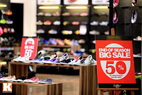 nhân viên 'móc túi' khách hàng ảnh 1 nhan vien 'moc tui' khach hang anh 1