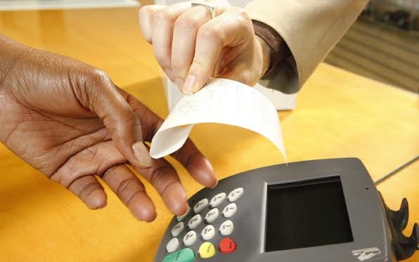 Qua mat ong chu, nhan vien ban hang 'moc tui' khach hinh anh