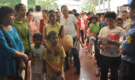 Nguoi mien Tay lan dau xep hang cho mua sam o hoi cho hinh anh