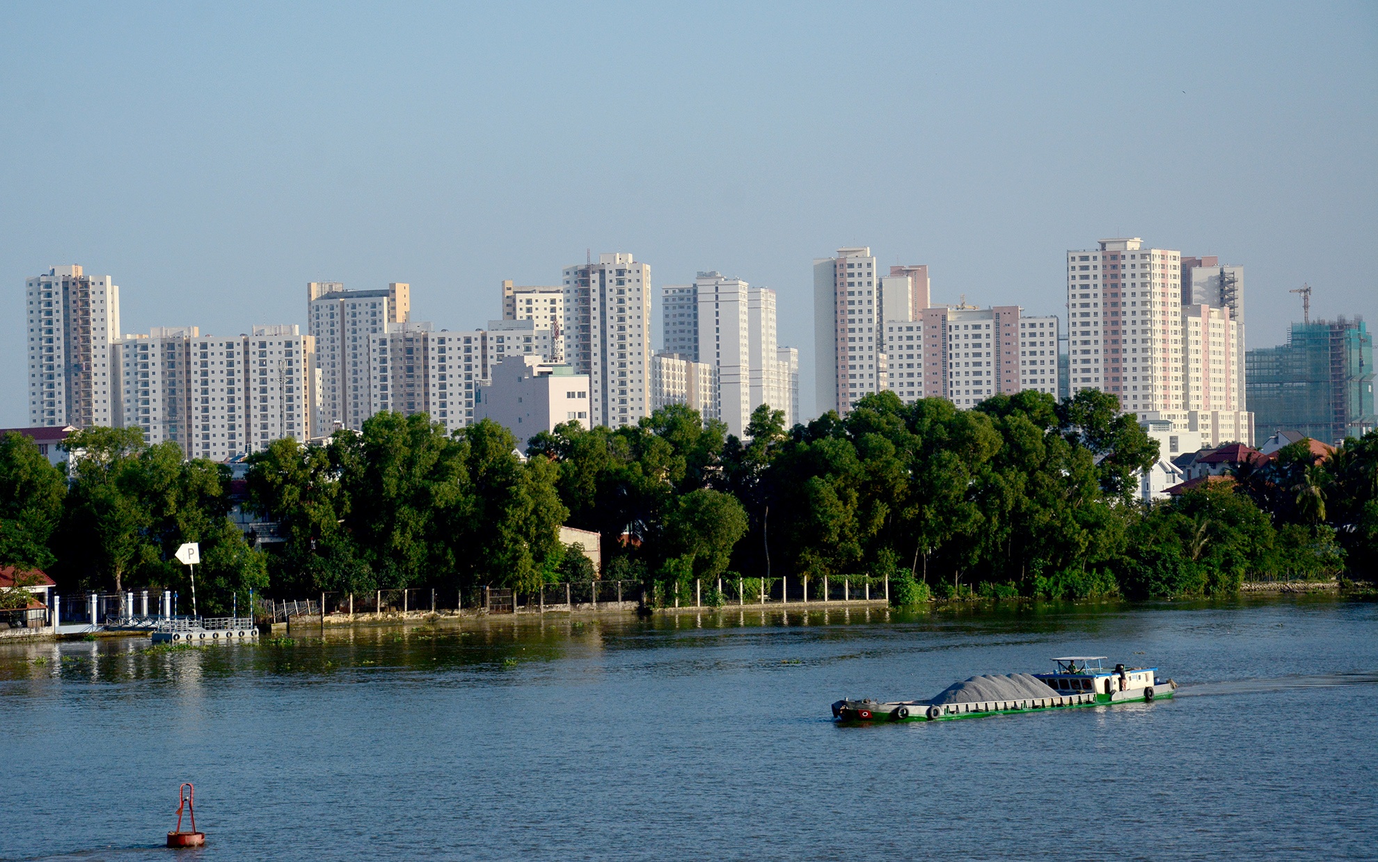 Co 1 ty nen mua can ho chung cu hay nha pho? hinh anh