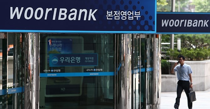 Ngan hang ngoai tang hien dien: Noi lo khi 'soi' da vao nha hinh anh