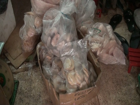 Day kho tom, cha ca, muc khong nguon goc o TP HCM hinh anh